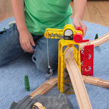 KidKraft Trenulet din lemn Super Highway cu set de accesorii