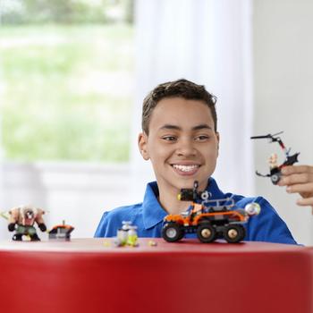 LEGO ® Atacul cu Camionul toxic al lui Bane