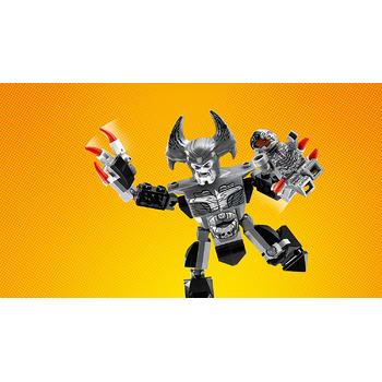 LEGO ® Flying Fox: Atacul aerian cu Batmobilul