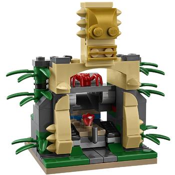 LEGO ® Misiune in jungla cu autoblindata