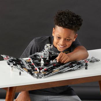 LEGO ® Star Destroyer al Ordinului Intai