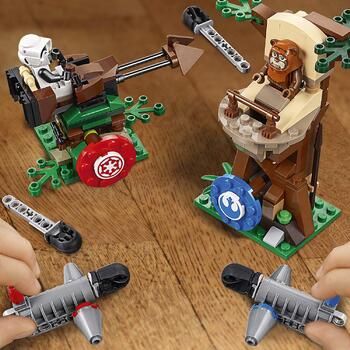 LEGO ® Atacul Action Battle Endor