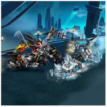 LEGO ® Mr. Freeze in batalia pe batcycle