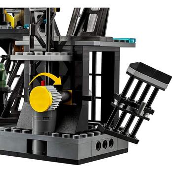 LEGO ® Invazia lui Clayface in Batcave