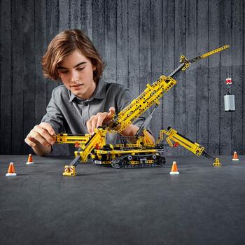 LEGO ® Tractor compact pe senile