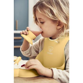 BabyBjorn Set hranire: farfurie, lingurita, furculita, pahar si bavetica pentru bebe, Powder Yellow